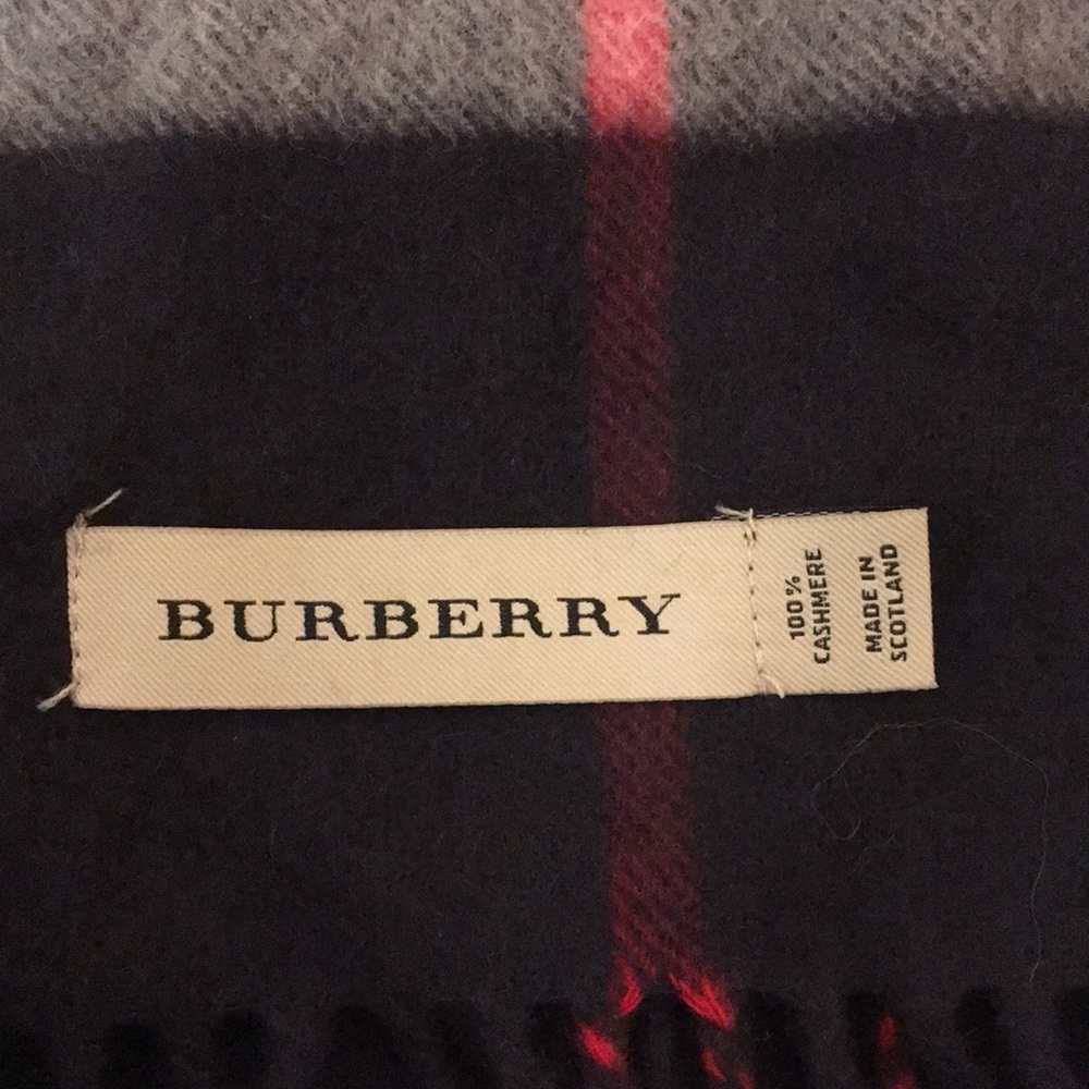 Burberry classic check cashmere scarf - Picture 6 of 6